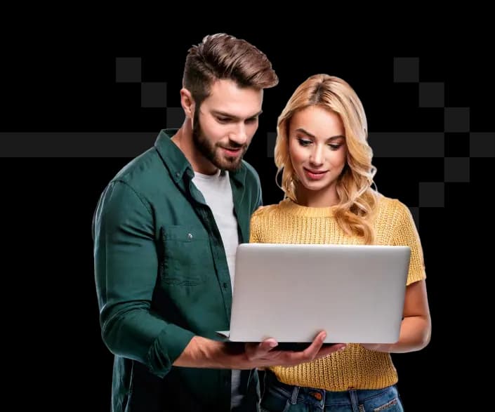 Grupa uśmiechniętych profesjonalistów wspólnie analizujących dane na laptopie, symbolizująca udaną współpracę i rozwój biznesu w ramach naszej platformy sprzedażowej