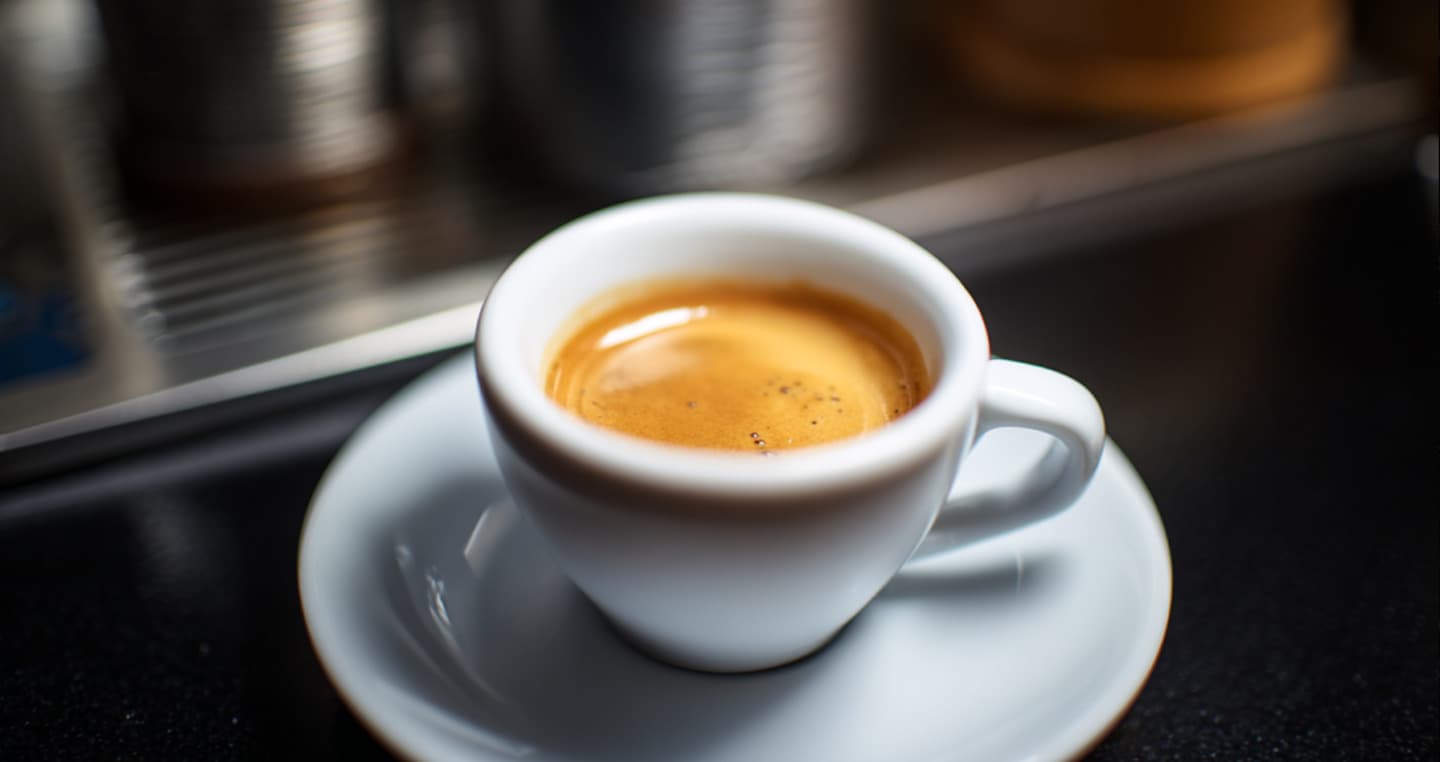 Cafe lungo w białej filiżance na wydawce