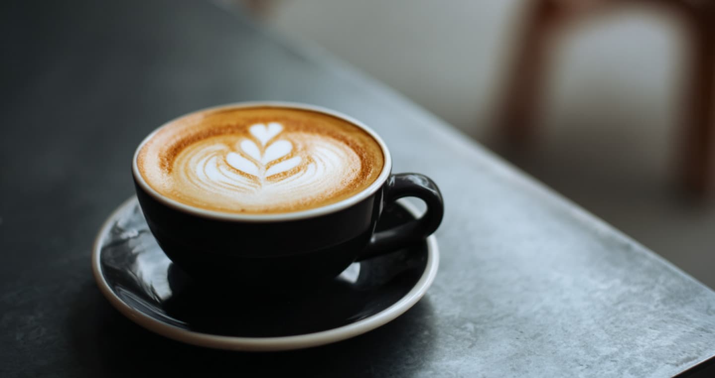 Kawa flat white w filiżance na stole