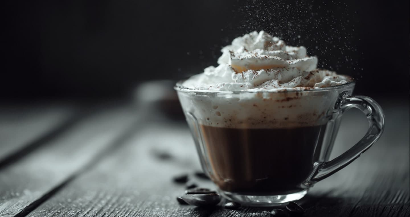 kawa mocha w przeźroczystej filiżance z dużą ilością bitej śmietany