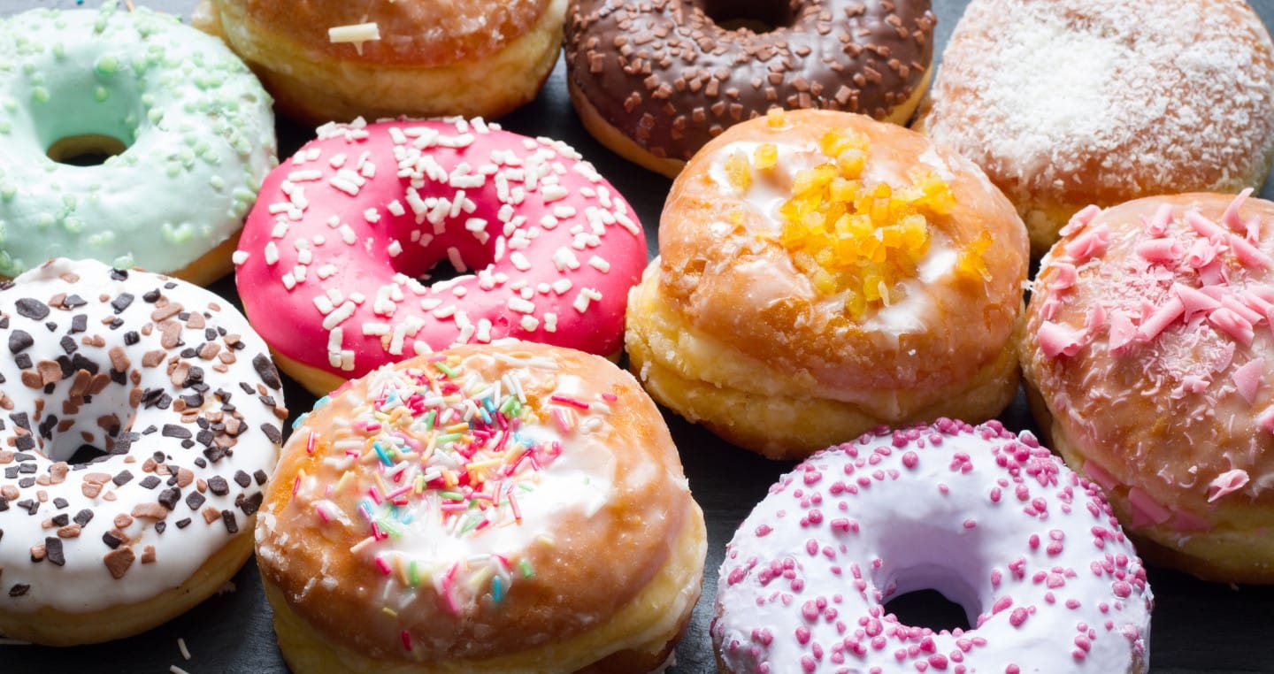 pączki z kolorowym lukrem i posypką
