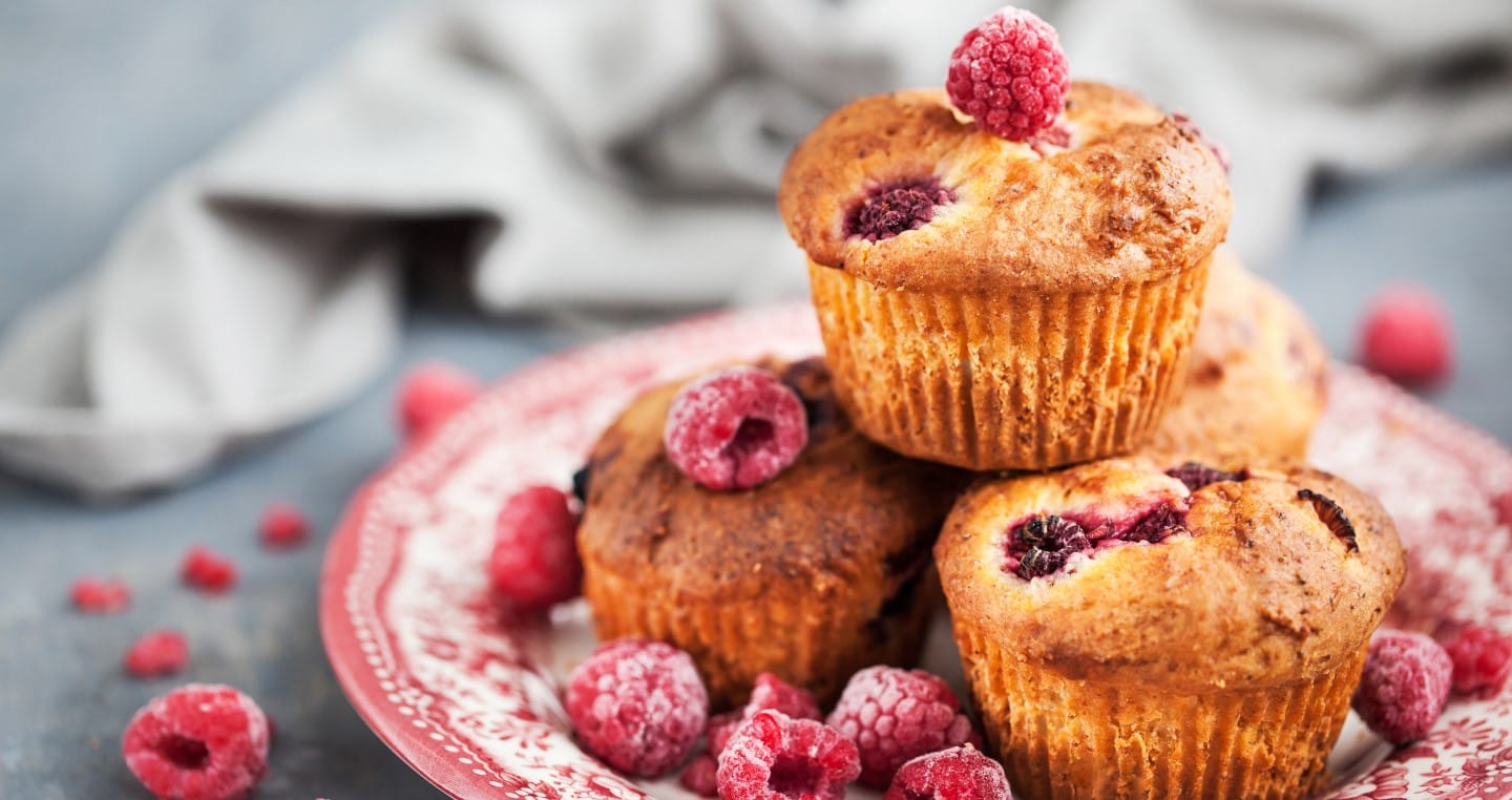 talerz z muffinkami z malinami