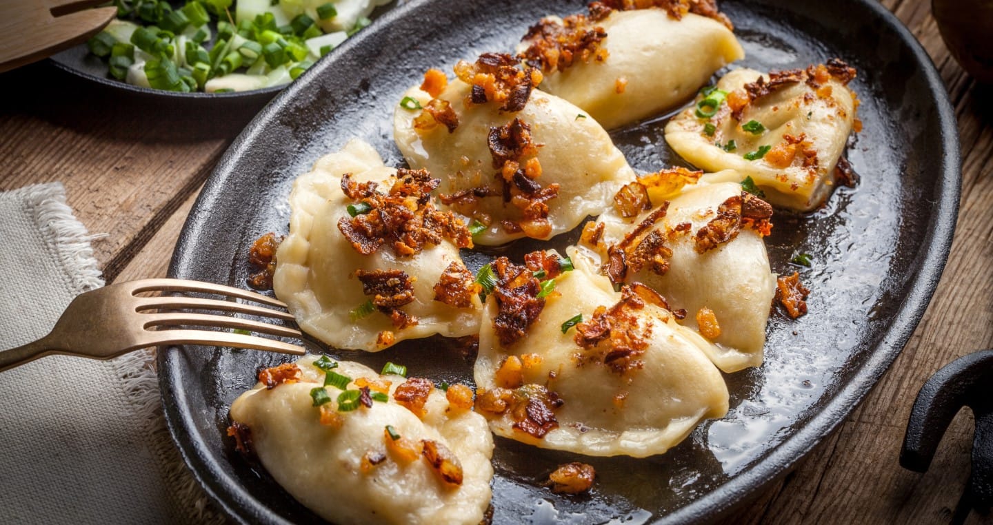 talerz z domowymi pierogami