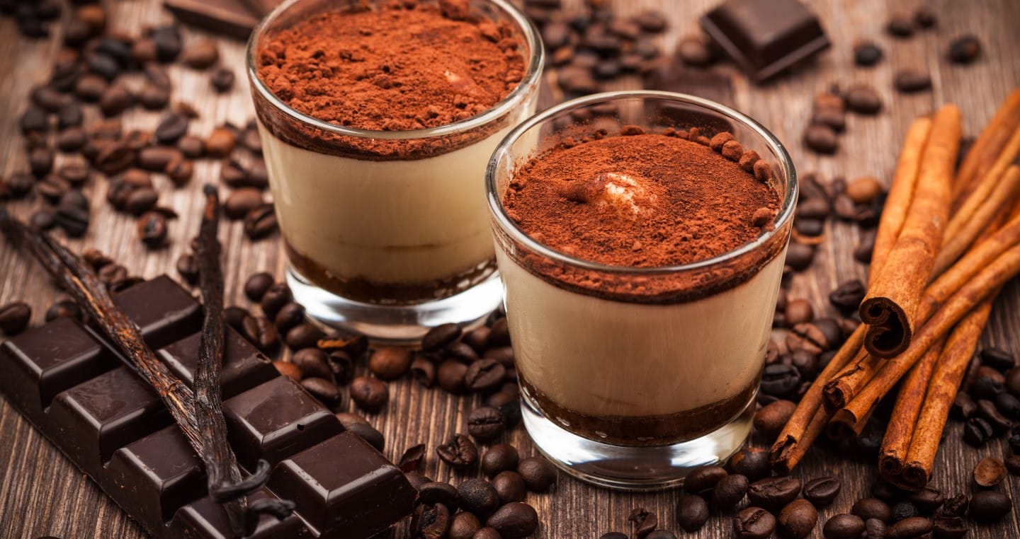 dwa naczynia z tiramisu