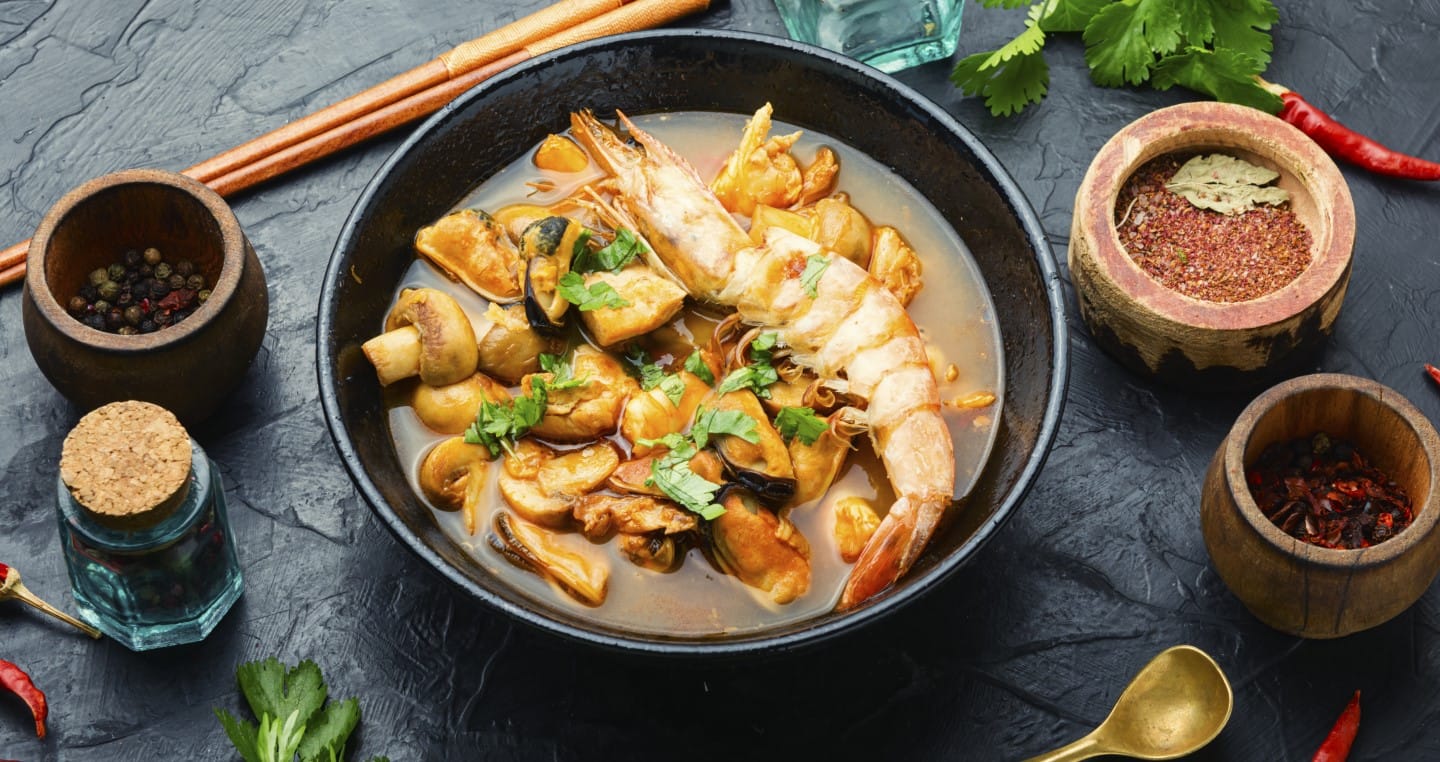 talerz z aromatyczną zupą Tom Yum