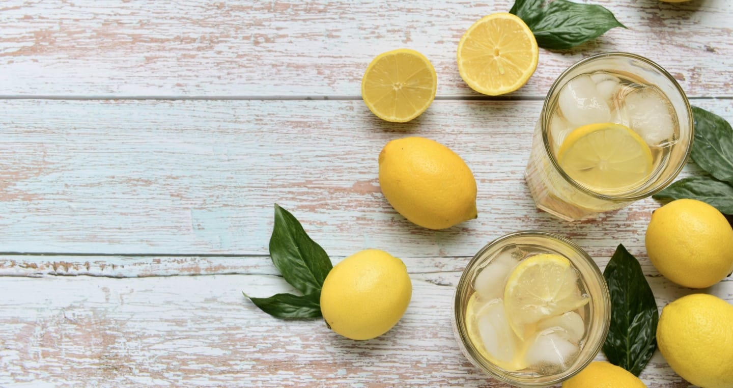 szklanki z lemoniadą cytrynową i cytryny