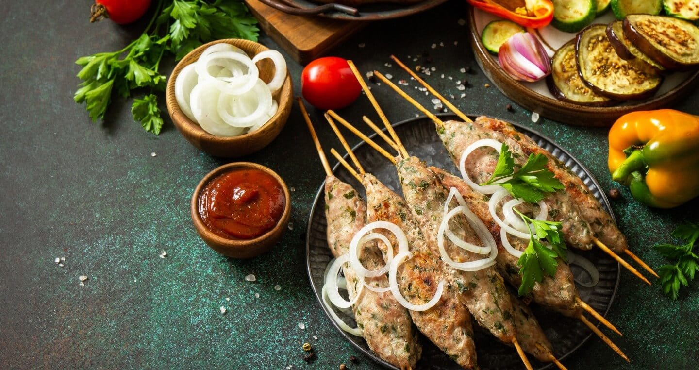 kofta z warzywami i sosem