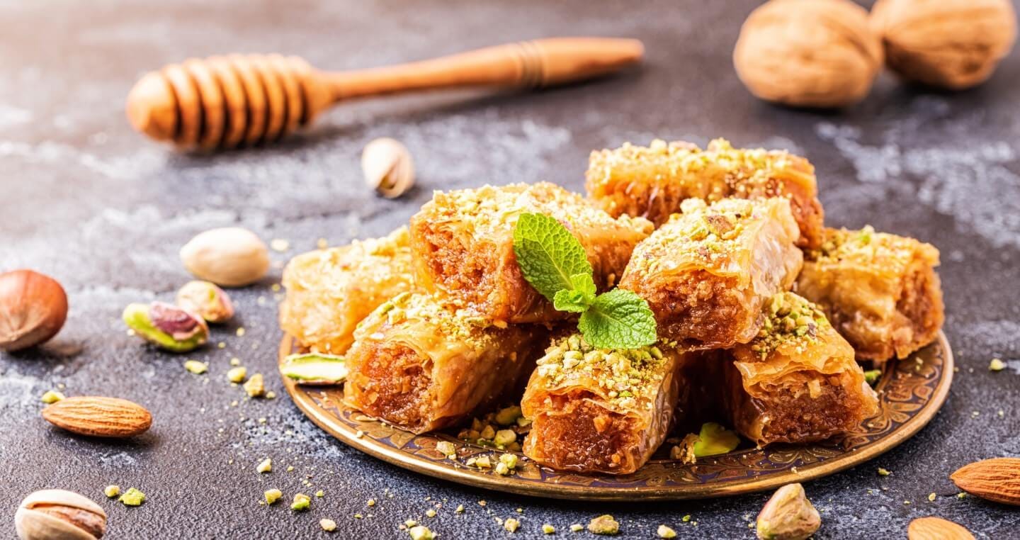 talerz z kawałkami baklavy