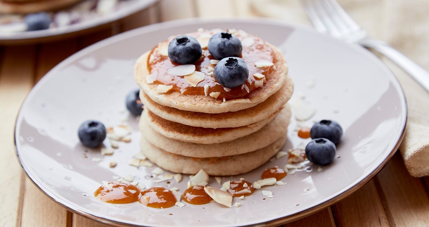 amerykańskie pancakes z polewą i borówkami