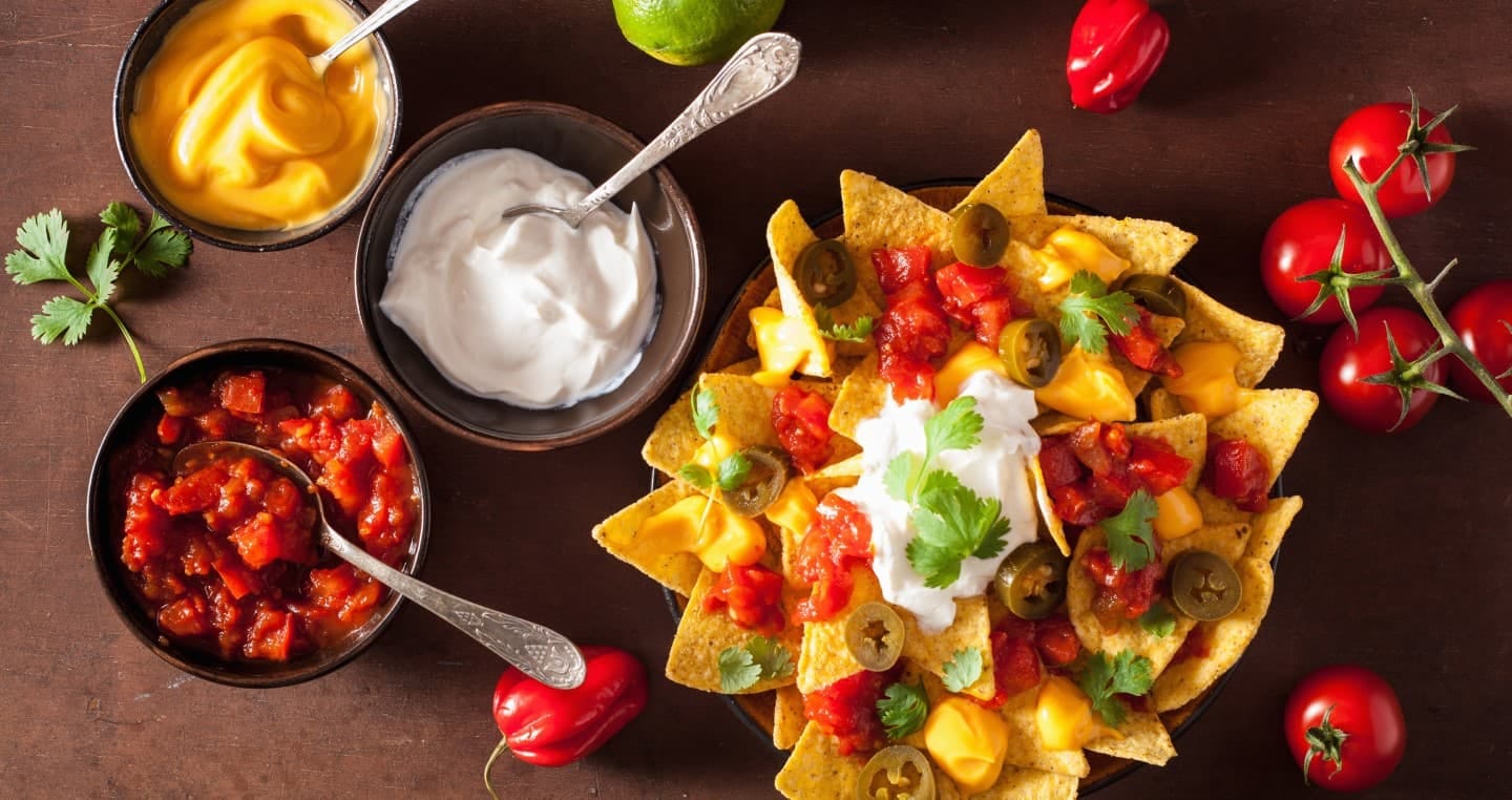 finger food - nachosy z sosami