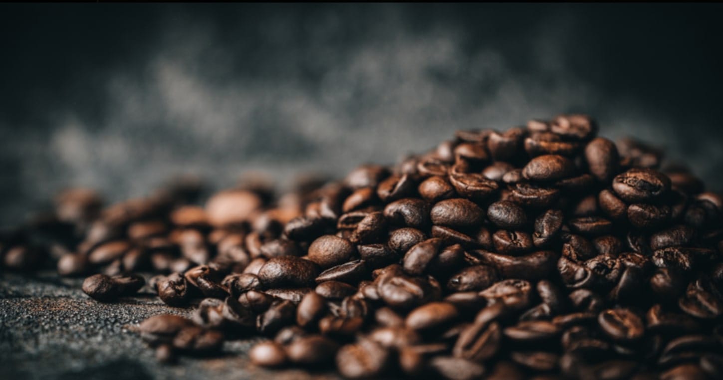 Stos ziaren kawy na ciemnym tle.