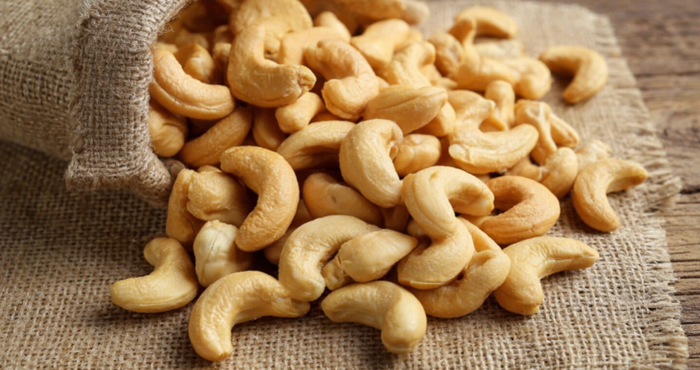 Nerkowce wysypujące się z jutowego worka na drewnianym stole.