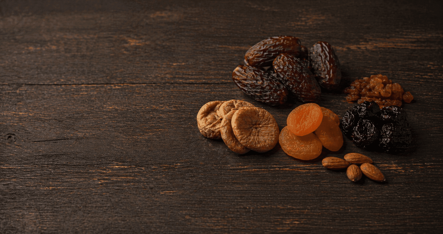 Daktyle, figi, morele, rodzynki, śliwki i migdały jako alternatywy dla daktyli.