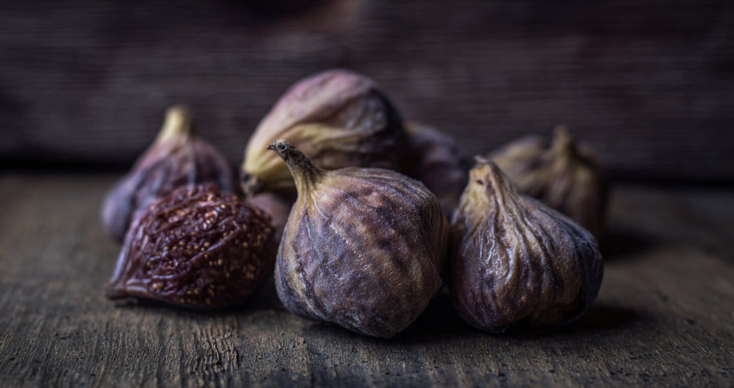 Suszone figi na drewnianym tle, w klimatycznym świetle.