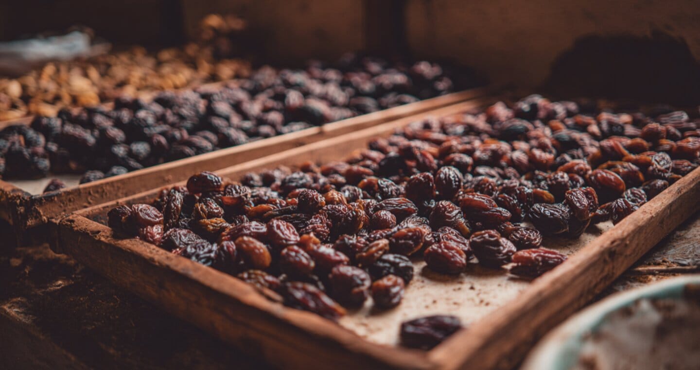 Suszone winogrona na drewnianych tacach w ciepłym, przytulnym wnętrzu.