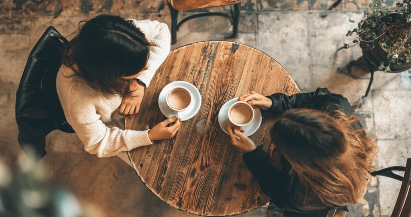 Dwie znajome pijące kawę widziane od góry