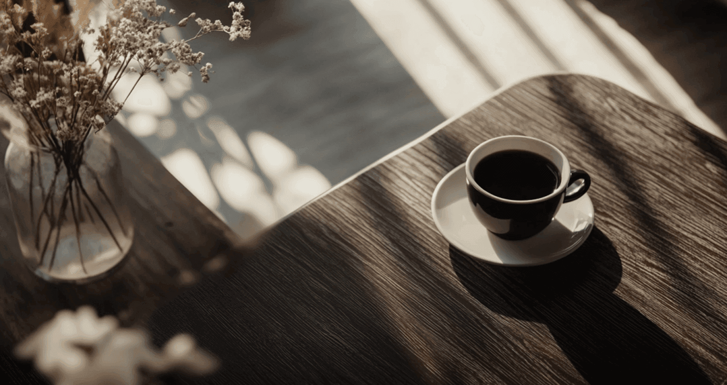 Kawa lungo w filiżance na stole