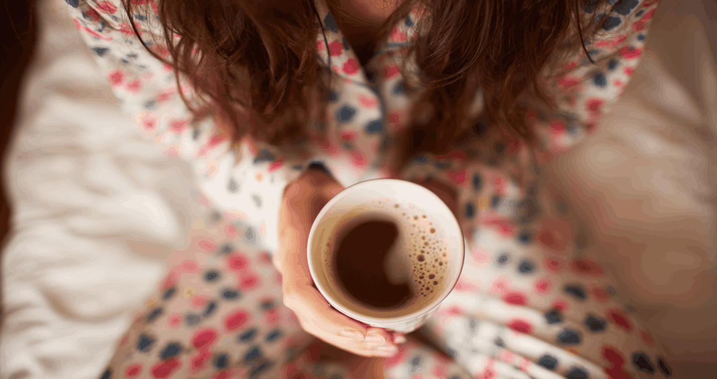 kobieta trzymająca filiżankę kawy