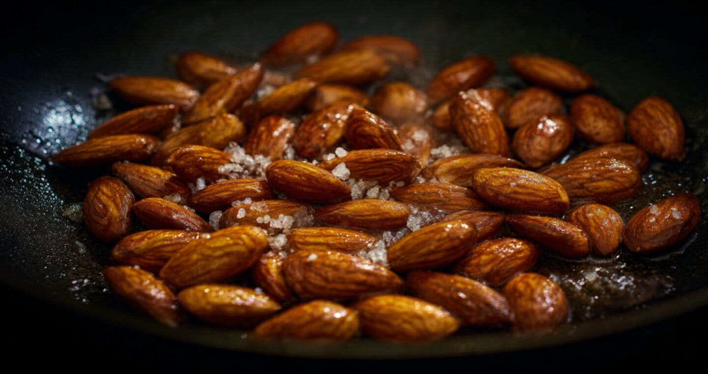Migdały prażone na patelni z kryształkami soli.